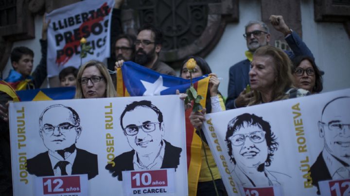 Líderes independentistas de Cataluña abandonan la prisión