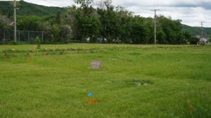 Centenares de tumbas sin identificar de niños son descubiertas en internado de Canadá