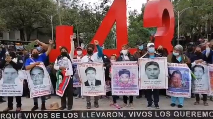 Padres de los 43 normalistas de Ayotzinapa exigen a AMLO investigar a EPN
