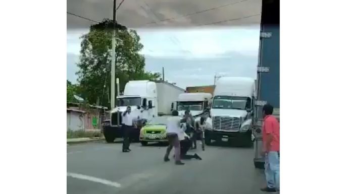 Traileros golpean con tubos a agentes de tránsito en el sur de Veracruz