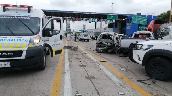 Choque múltiple en caseta de cobro deja cuatro muertos