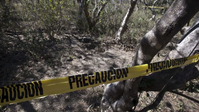 Hallan dos cadáveres y bolsas con restos en fosa ubicada en Tlaquepaque