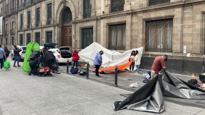 Huelguistas de Notimex levantan plantón de Palacio Nacional tras acuerdo