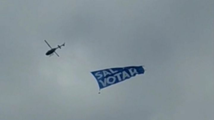 Edomex: sujetos se pasean con armas largas y un helicóptero sobrevuela con bandera azul
