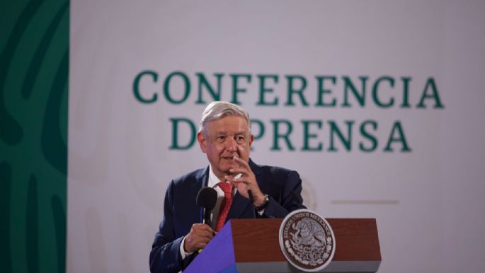 AMLO celebra mayoría en la Cámara y ventaja en gubernaturas; lamenta avance opositor en CDMX