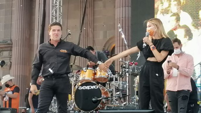 Samuel García en la Macroplaza, una fiesta de poses y selfies