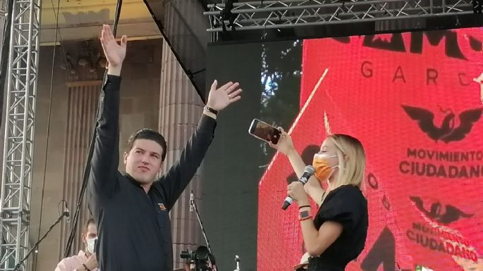 Samuel García en la Macroplaza, una fiesta de poses y selfies