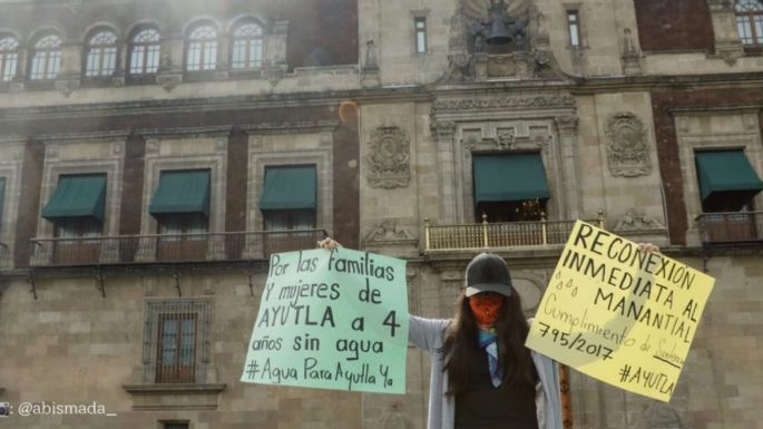 Saxofonista atacada con ácido protesta en Palacio Nacional