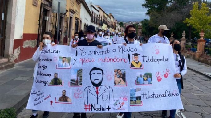 Marchan médicos para exigir justicia por sus colegas asesinados en Zacatecas