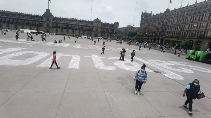 Con pinta en el zócalo exigen liberación de Israel Vallarta y señalan a Loret de Mola