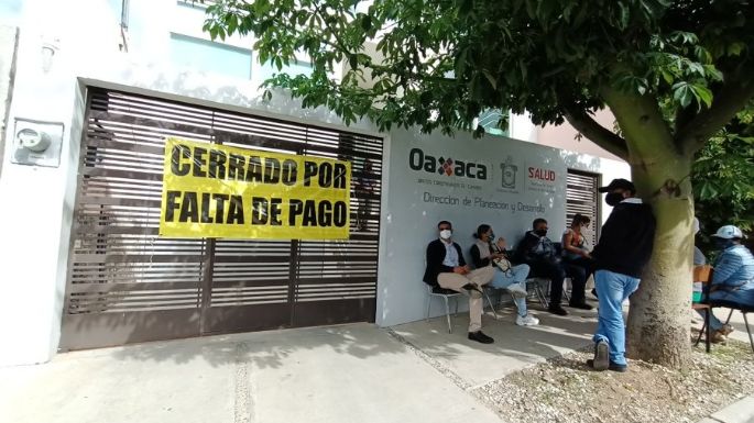 Servicios de Salud de Oaxaca adeudan renta, les cierran oficinas