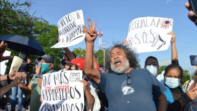 Protestan por asesinato de periodistas durante gira de AMLO por Guerrero