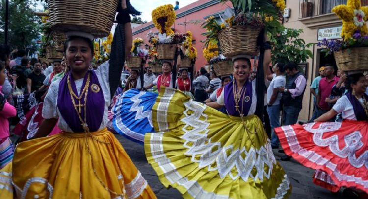 Denuncian que Casa Pedro Domecq utiliza la Guelaguetza como marca comercial
