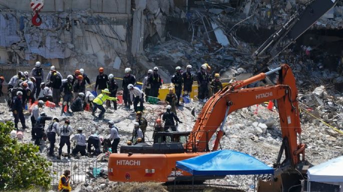 Suman 20 muertos por derrumbe de edificio en Miami; hay 128 desaparecidos