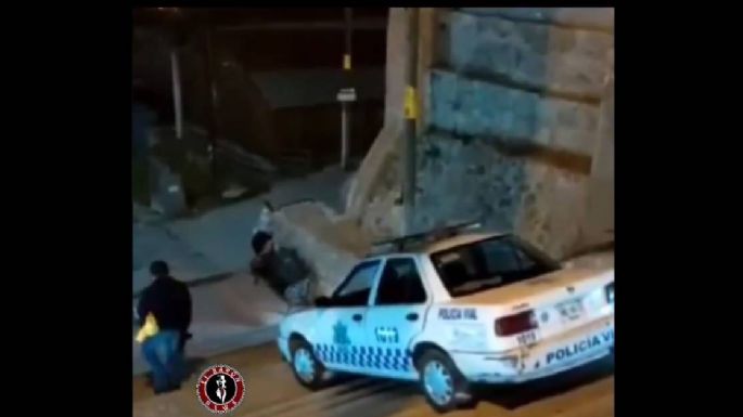 Exhiben en video a policía vial de Oaxaca que bajó una escaleras…a bordo de una patrulla