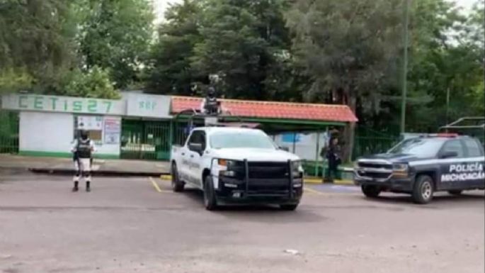 Hallan un cadáver semienterrado junto a la cancha de un Cetis en Michoacán