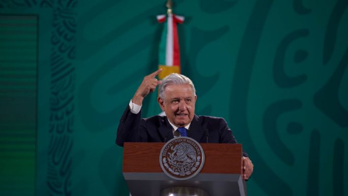 AMLO critica al INE por multa a Samuel García; apoyo de su esposa es “lo más normal”