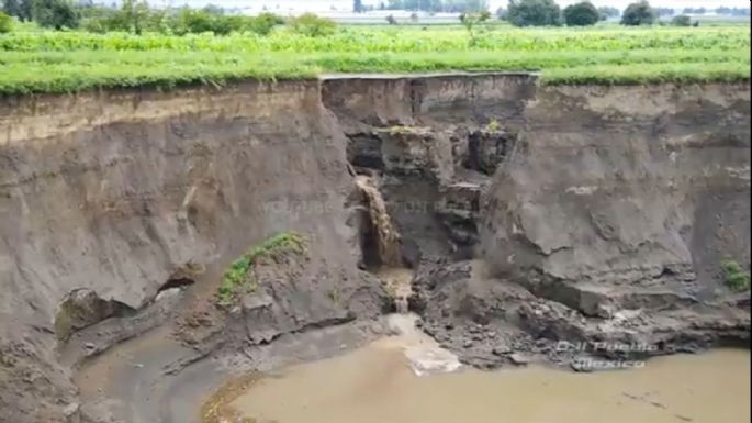 Se forma cascada en el socavón de Zacatepec, Puebla