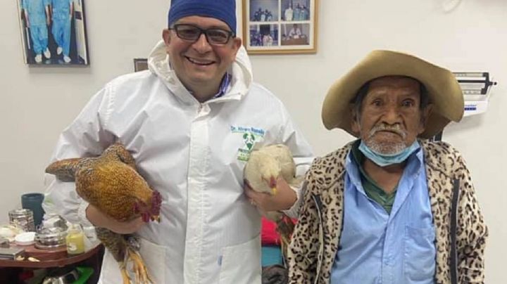 Adulto mayor paga con dos gallinas una operación de próstata