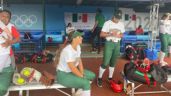 Jugadoras de softbol se disculpan por tirar sus uniformes a la basura