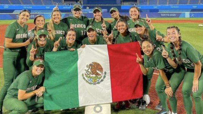 Llueven críticas al equipo de softbol mexicano por tirar sus uniformes a la basura