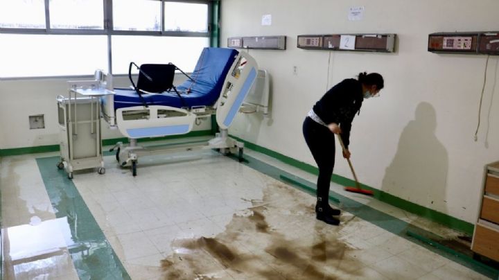 Limpian el hospital de Atizapán tras inundación que obligó a desalojar a 67 pacientes