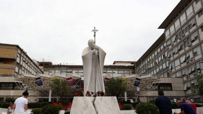 El Papa retoma su trabajo desde el hospital y celebra una misa