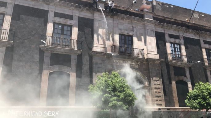 Feministas protestan en Congreso de Edomex, exigen despenalizar el aborto; las rocían con agua y gas