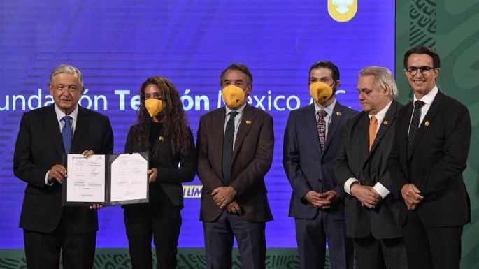 AMLO firma convenio con Fundación Teletón; infraestructura del gobierno es “insuficiente”, justifica