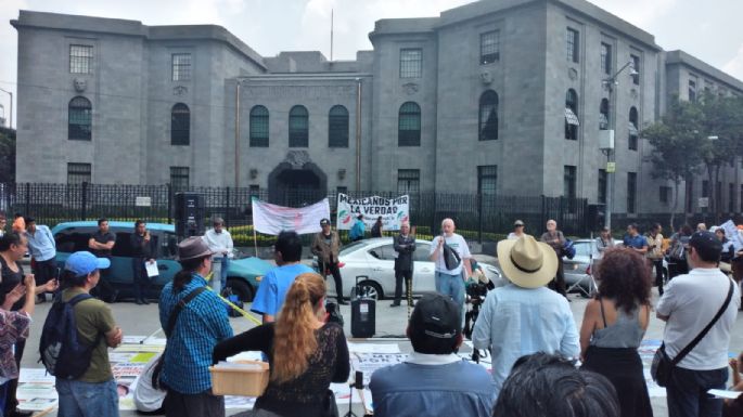 "Falsa pandemia"; antivacunas protestan frente a la Secretaría de Salud