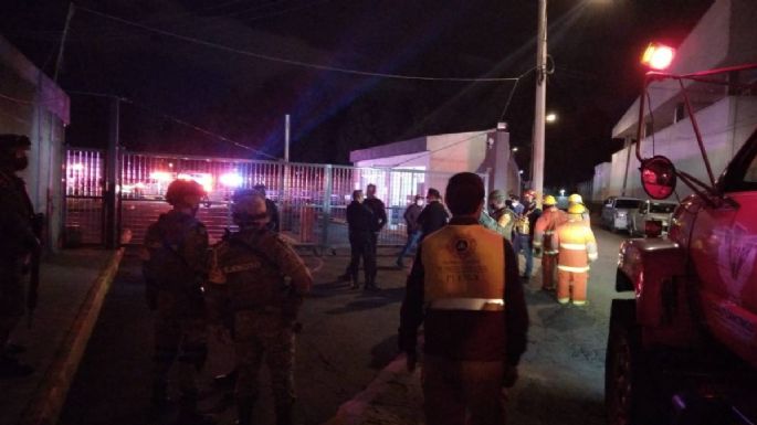 Mueren dos personas al explotar un autotanque con combustible en patios de la FGR en Puebla