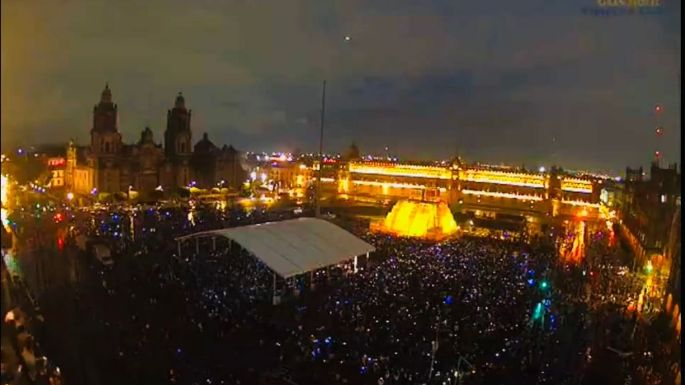 Sin sana distancia, inauguran espectáculo en la maqueta del Templo Mayor en el zócalo