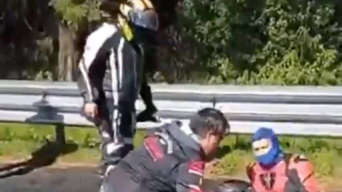 "¡Dana, no te duermas, por favor respira!", suplica un motociclista a una víctima del accidente en Tres Marías (Video)