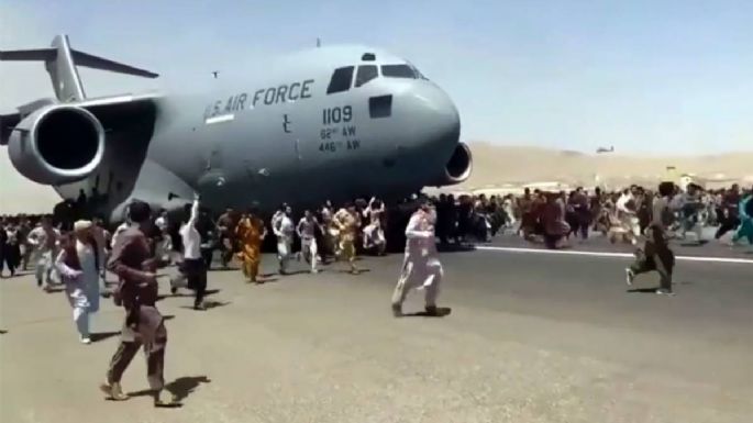 El caos se apodera del aeropuerto de Kabul, con intentos desesperados para salir de Afganistán (Videos)