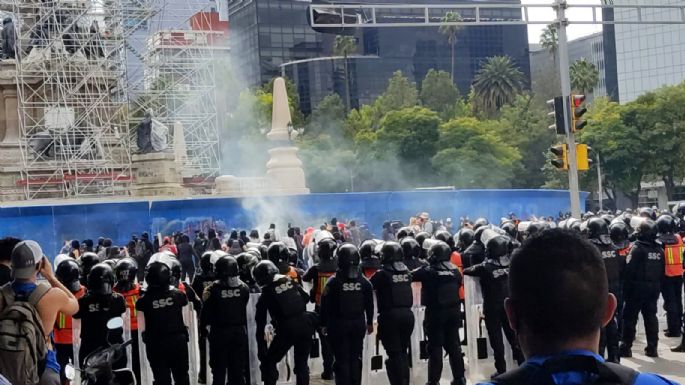 Chocan policías y encapuchadas en alrededores del Ángel de la Independencia