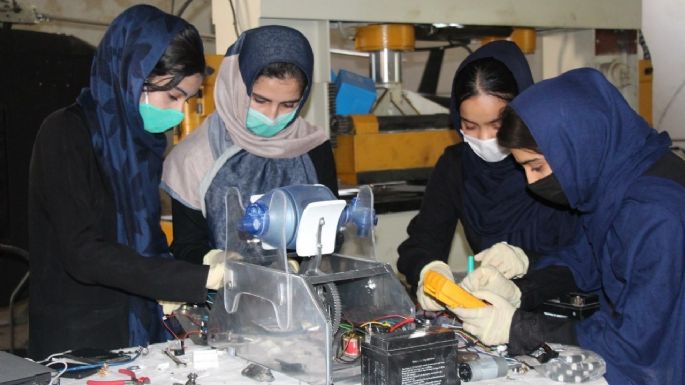 Equipo femenino de robótica de Afganistán busca huir del régimen talibán
