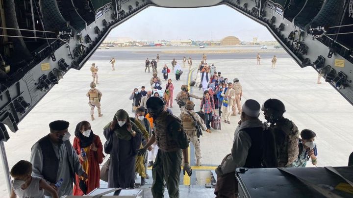 El primer avión para repatriar a españoles de Afganistán voló hacia Dubái