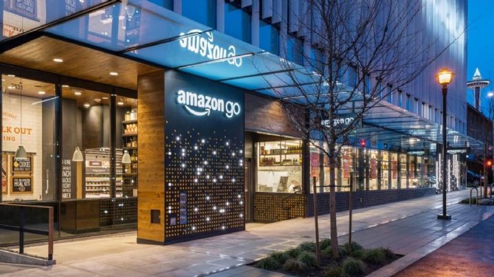Amazon estudia abrir tiendas físicas al estilo de grandes almacenes, según el WSJ
