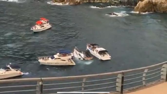 Captan momento en que yate turístico se hunde en Acapulco