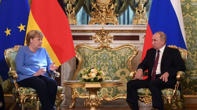 Merkel y Putin se ven las caras en el primer aniversario del ataque contra el opositor ruso Navalni