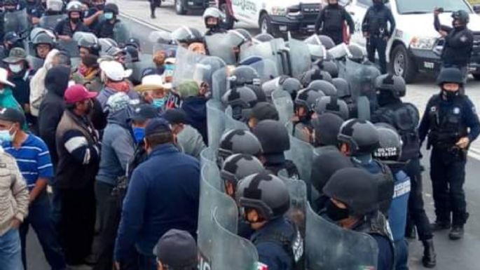Policía desaloja a campesinos que exigían un alto al uso de bombas antigranizo en Puebla