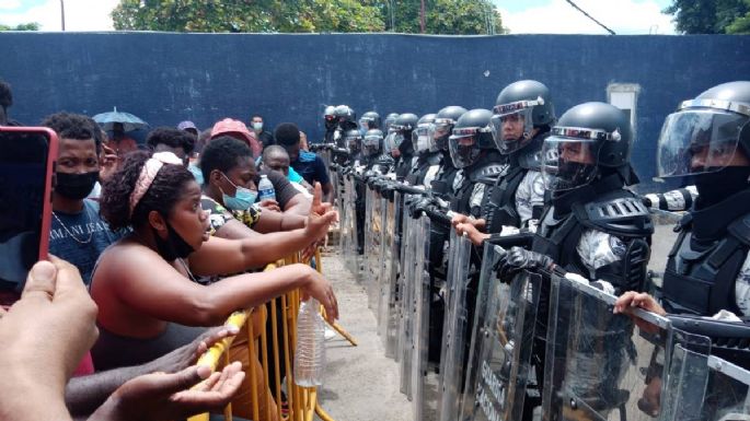 Migrantes haitianos protestan afuera de la delegación del INM en Tapachula