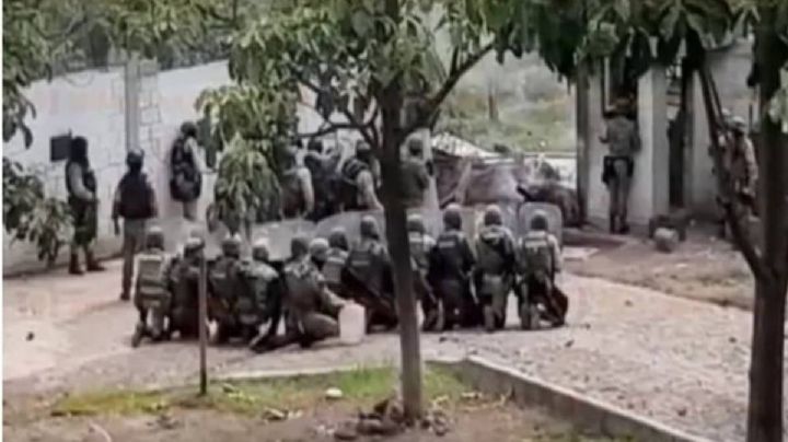 Lanzan bombas molotov contra instalaciones de la Sedena en Aguililla por inacción ante el crimen