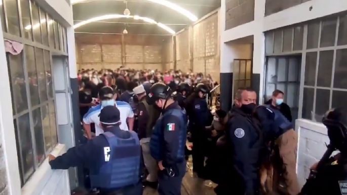 Tras tiroteo con polleros, policías de Puebla rescatan a 208 migrantes