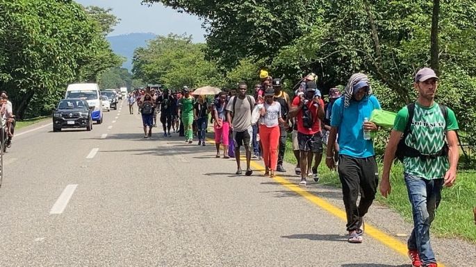 Caravana de más de 500 migrantes avanzó por la carretera costera de Chiapas