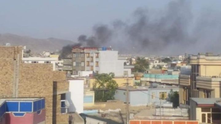 Un cohete impacta contra un edificio de Kabul, próximo al aeropuerto