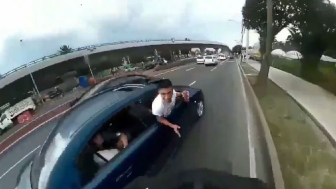 Ciclista graba en video el momento en que automovilista intenta derribarlo