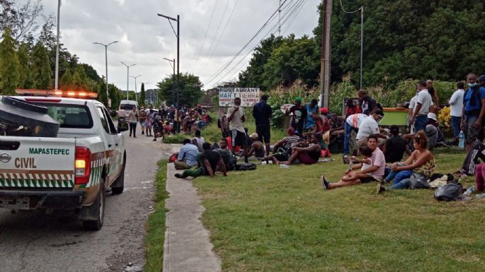 Agentes del INM y GN intentan frenar caravana de migrantes; aprehenden a 80
