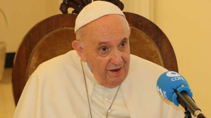 El Papa dice que no vive en aposentos papales del Vaticano porque "acabaría en un psiquiátrico"