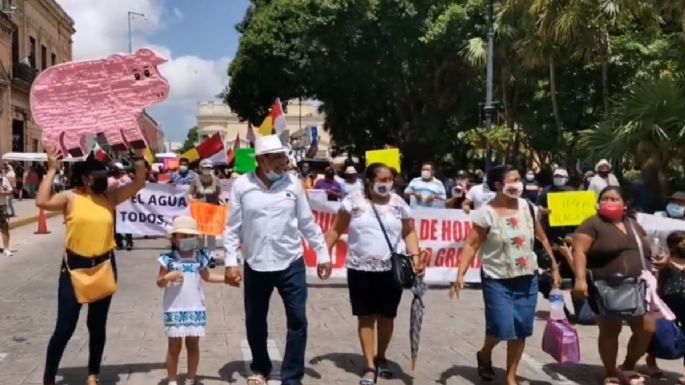 Con marcha, reclaman a Vila Dosal por apoyar a empresa porcina suspendida en Homún